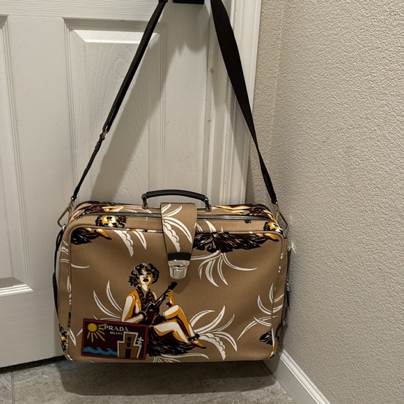 Runaway Prada Spring/Summer 2014 limited edition. It can be unisex . - Picture 15 of 15